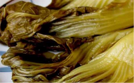 插旗菜業(yè)出口酸菜用食品X光機(jī)檢查，卻把腳踩的供給國內(nèi)